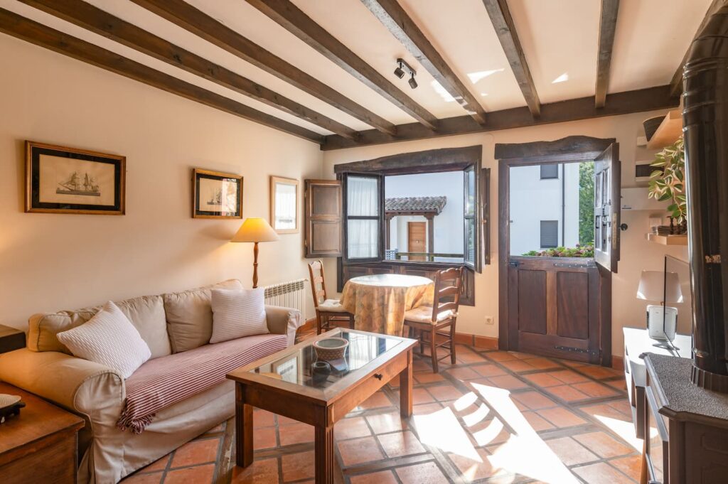 Salón con vigas de madera de la casa de Parres, Llanes