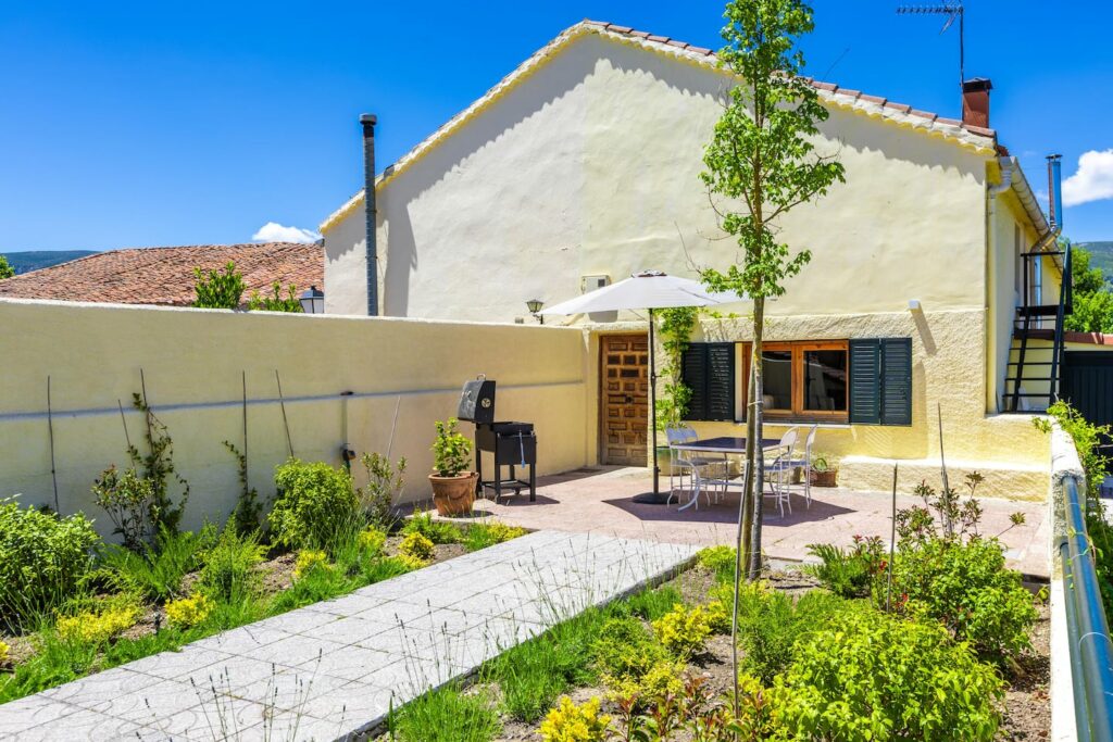 Patio y jardín de la casa de Rascafría, sierra de Madrid