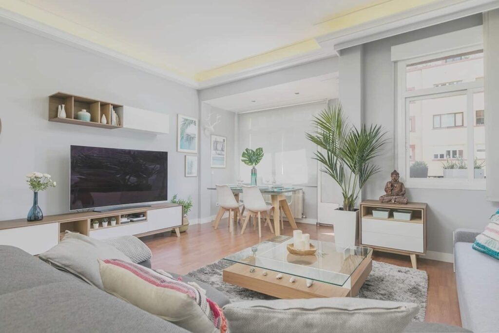 Salón con televisión del apartamento junto al Retiro, Madrid