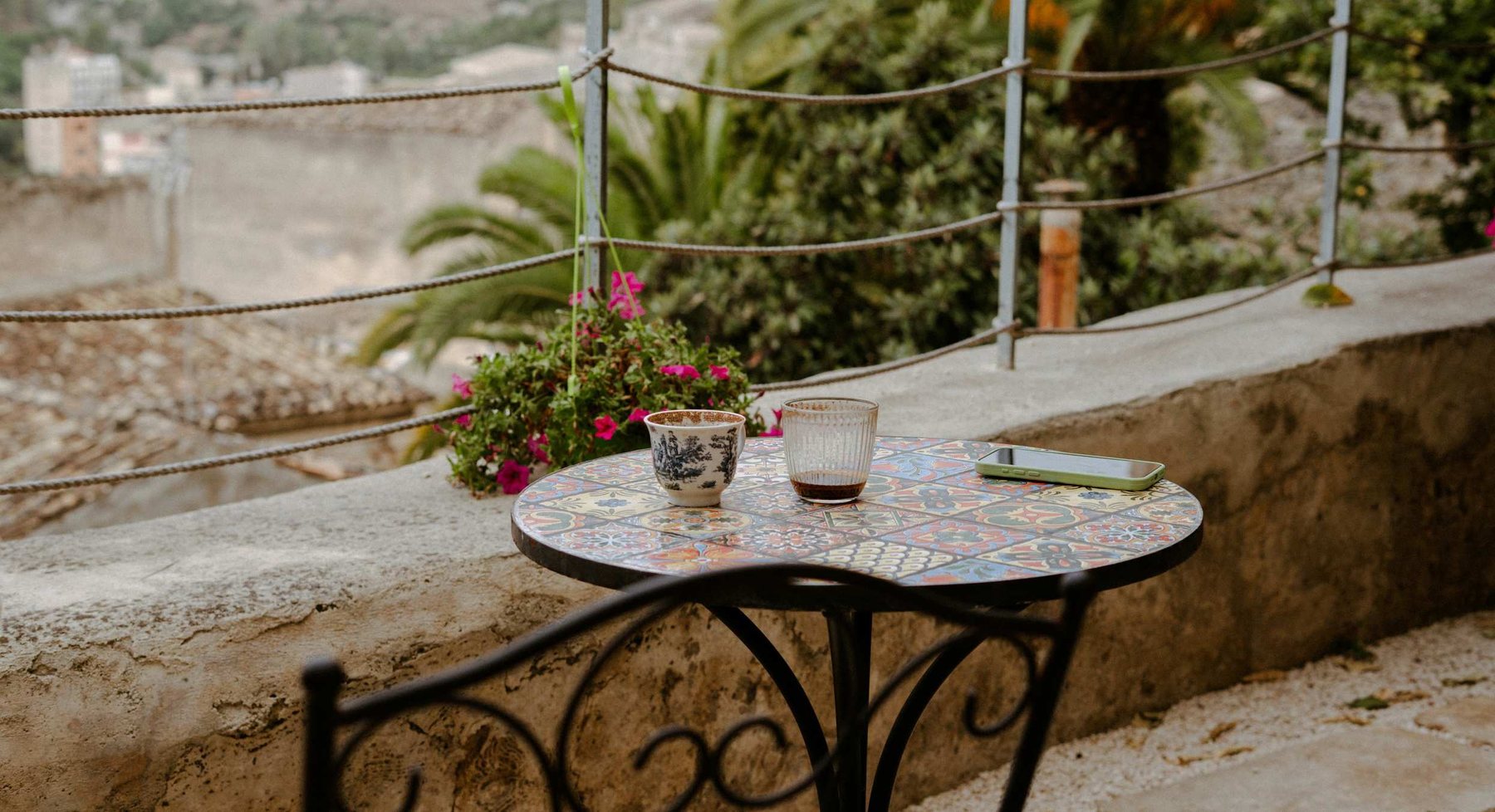 Terraza mediterránea con la mesa puesta a primera hora